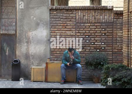 Teheran, Iran. März 2024. Ein iranischer junger Mann raucht in einem Café in der Innenstadt von Teheran. (Kreditbild: © Rouzbeh Fouladi/ZUMA Press Wire) NUR REDAKTIONELLE VERWENDUNG! Nicht für kommerzielle ZWECKE! Quelle: ZUMA Press, Inc./Alamy Live News Stockfoto