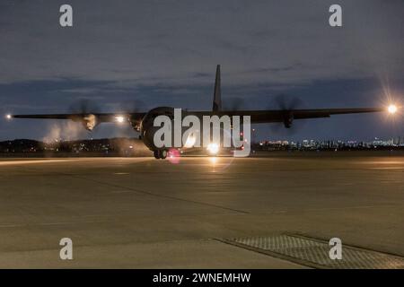 Ein C-130J Super Hercules Flugzeug der US Air Force mit 36th Airlift Squadron Taxis auf der Fluglinie zur Vorbereitung des Korean Marine Exchange Program Stockfoto