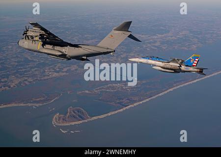 Air Test and Evaluation Squadron (VX) 23 fliegt eine F/A-18F neben einem deutschen A400M Atlas während eines Luft-Luft-Betankungstests Stockfoto