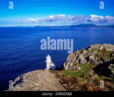 Sheep's Head Lighthouse mit Blick über Bantry Bay in Richtung Beara Peninsula, County Cork, Irland Stockfoto