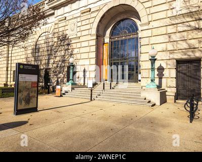 Washington, D.C. US - 12.16.2023: Bogenförmiger Eingang zum National Museum of Asian Art der Smithsonian Institution Stockfoto