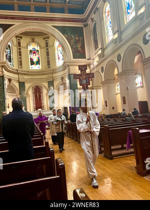 Der Klerus beginnt mit einer Prozession zum Alter in einer katholischen Kirche in Brooklyn, New York. Stockfoto