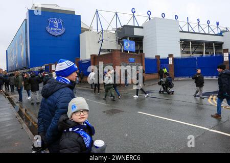 Everton-Fans vor dem Stadion vor dem Premier League-Spiel Everton gegen West Ham United in Goodison Park, Liverpool, Großbritannien, 2. März 2024 (Foto: Conor Molloy/News Images) Stockfoto