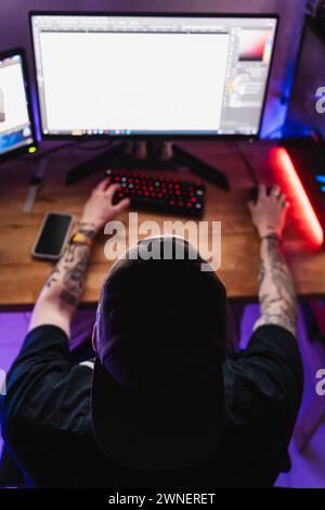 Overhead-Aufnahme eines Koloristen, der Fotos in seinem Heimbüro bearbeitet. Stockfoto