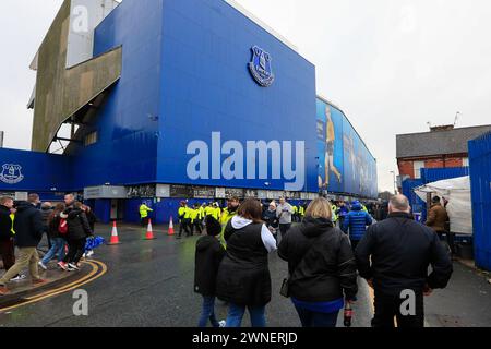 Fans treffen sich vor dem Stadion vor dem Premier League-Spiel Everton gegen West Ham United im Goodison Park, Liverpool, Großbritannien, 2. März 2024 (Foto: Conor Molloy/News Images) Stockfoto