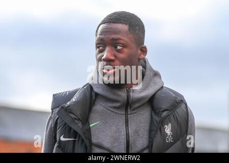 Nottingham, Großbritannien. März 2024. Ibrahima Konaté aus Liverpool trifft am 2. März 2024 in Nottingham, Großbritannien, vor dem Premier League-Spiel Nottingham Forest gegen Liverpool am 2. März 2024 in Nottingham ein. (Foto: Gareth Evans/News Images/SIPA USA) Credit: SIPA USA/Alamy Live News Stockfoto