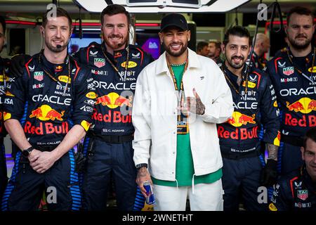 NEYMAR da Silva Santos Júnior, Porträt mit Red Bull Racing Mechaniker, Mecanicien, Mechaniker, während des Formel 1 Gulf Air Bahrain Grand Prix 2024, 1. Runde der FIA Formel-1-Weltmeisterschaft 2024 vom 29. Februar bis 2. März 2024 auf dem Bahrain International Circuit in Sakhir, Bahrain - Foto Florent Gooden/DPPI Credit: DPPI Media/Alamy Live News Stockfoto