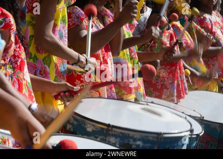 Salvador, Bahia, Brasilien - 2. Juli 2015: Musiker der Schlagzeugband Dida werden während der Bahia Independence Day Parade in Salva gesehen Stockfoto