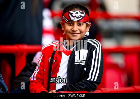 Ein junger Brentford-Unterstützer, der am 2. März 2024 für das Spiel der Premier League zwischen Brentford und Chelsea im Gtech Community Stadium in London bereit ist. Foto von Phil Hutchinson. Nur redaktionelle Verwendung, Lizenz für kommerzielle Nutzung erforderlich. Keine Verwendung bei Wetten, Spielen oder Publikationen eines einzelnen Clubs/einer Liga/eines Spielers. Quelle: UK Sports Pics Ltd/Alamy Live News Stockfoto