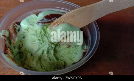 Das Foto ist ein Foto von Eis mit Avocado-Geschmack in einer Tasse mit schwarzem Hintergrund Stockfoto