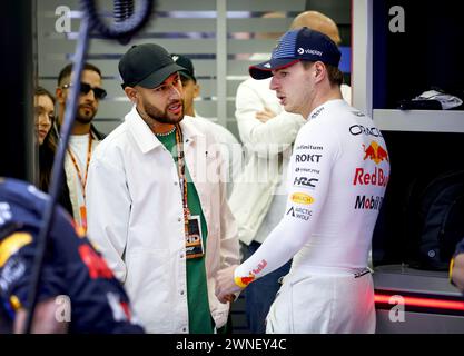 BAHRAIN - Neymar da Silva Santos Junior und Max Verstappen (Red Bull Racing) vor dem Großen Preis von Bahrain. ANP REMKO DE WAAL Credit: ANP/Alamy Live News Stockfoto