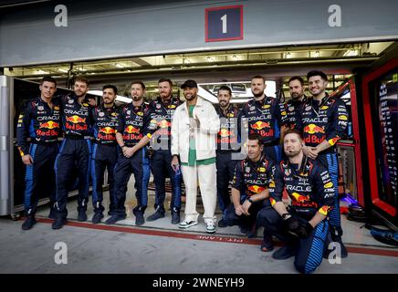 BAHRAIN - Neymar da Silva Santos Junior in der Boxbox von Red Bull Racing vor dem Großen Preis von Bahrain. ANP REMKO DE WAAL Credit: ANP/Alamy Live News Stockfoto