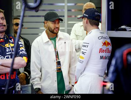 BAHRAIN - Neymar da Silva Santos Junior und Max Verstappen (Red Bull Racing) vor dem Großen Preis von Bahrain. ANP REMKO DE WAAL Credit: ANP/Alamy Live News Stockfoto