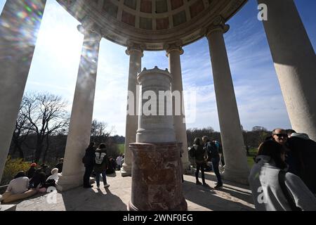 München, Deutschland. März 2024. Besucher stehen in den Monopteros im Englischen Garten und genießen die warmen Temperaturen und den Sonnenschein. Quelle: Felix Hörhager/dpa/Alamy Live News Stockfoto