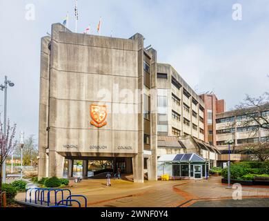 Woking Borough Civic Offices, Gloucester Square, Woking. Es wurde eine Bekanntmachung nach Abschnitt 114 veröffentlicht, in der der Rat seinen Haushalt nicht finanzieren kann. Stockfoto