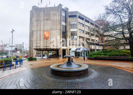 Woking Borough Civic Offices, Gloucester Square, Woking. Es wurde eine Bekanntmachung nach Abschnitt 114 veröffentlicht, in der der Rat seinen Haushalt nicht finanzieren kann. Stockfoto