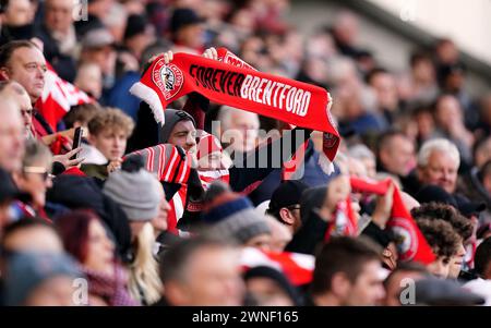 Brentford-Fans während des Premier League-Spiels im Gtech Community Stadium in London. Bilddatum: Samstag, 2. März 2024. Stockfoto