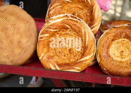 Köstliches traditionelles usbekisches Brot Lepyoschka auf dem Straßenmarkt in Samarkand, Usbekistan Stockfoto