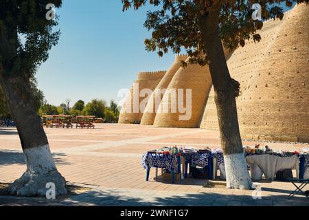 Mauern der Arche Buchara alte Forten in Usbekistan und Straßenladen. Stockfoto