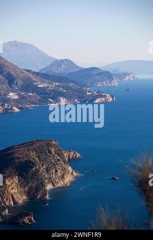 Farbenfrohe Winterlandschaft mit blauem Wasser der Adria und der Insel Sveti Nikola in der Nähe der Stadt Budva in Montenegro. Stockfoto
