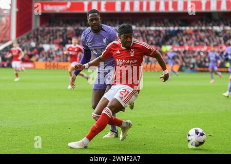 Anthony Elanga aus Nottingham Forest unter Druck von Ibrahima Konate aus Liverpool während des Premier League-Spiels zwischen Nottingham Forest und Liverpool am Samstag, den 2. März 2024. (Foto: Jon Hobley | MI News) Credit: MI News & Sport /Alamy Live News Stockfoto