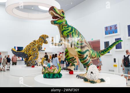 Billund, Dänemark - 17. Juni 2023: Dinosaurier in Legohouse. Stockfoto