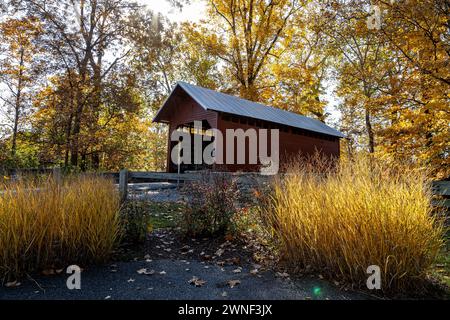 Die historische überdachte Brücke der Roddy Road ist in den lebhaften Farben des Herbstes getaucht. Stockfoto
