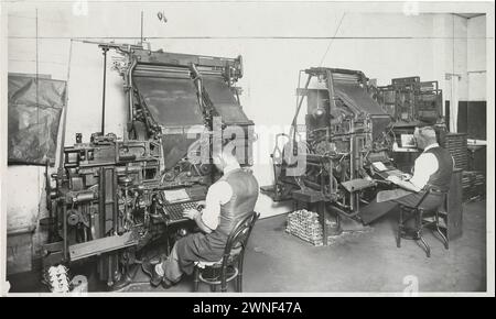 Australische Vintage-Fotografie 1930er Männer, die in der Druckabteilung der Horderner Industrie und Fabriken arbeiten Stockfoto