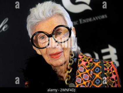 New York City, Usa. Mai 2018. Iris Apfel besuchte die New Yorker Premiere von „Always at the Carlyle“ am 8. Mai 2018 im Paris Theatre in New York City, NY, USA. Foto: Dennis Van Tine/ABACAPRESS.COM Credit: Abaca Press/Alamy Live News Stockfoto