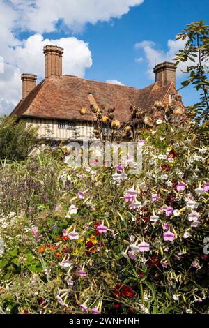 Großer Dixter in Northiam, Rye, Großbritannien. Erbaut 1912 vom Architekten Edwin Lutyens und berühmt für seine Architektur und Gärten. Denkmalgeschütztes Gebäude der Klasse 1. Stockfoto