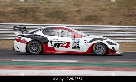 GT All-Comers Challenge mit Vance Kearney in seinem Maserati GT4 2011 während des Historic 200 Meetings 2022 in Snetterton, Norfolk, Großbritannien. Stockfoto