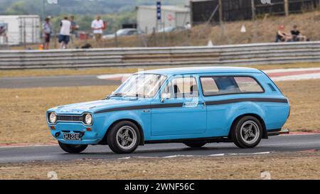 1972 Ford Escort MKI, ausgestattet mit 1809 ccm Motor, beim Snetterton Historic 200 Renntreffen 2022 in Norfolk, Großbritannien. Stockfoto