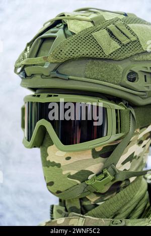 Menschlicher Puppenkopf mit grünem Schutzhelm und Maske, isolierter Nahaufnahme Stockfoto