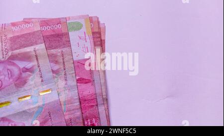 Währung von 100 Tausend Rupiah, die Staatswährung Indonesiens, 23. März 2021 Stockfoto