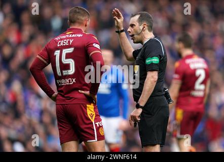 Schiedsrichter Alan Muir (rechts) spricht Dan Casey von Motherwell während des Cinch Premiership-Spiels im Ibrox Stadium, Rangers. Bilddatum: Samstag, 2. März 2024. Stockfoto