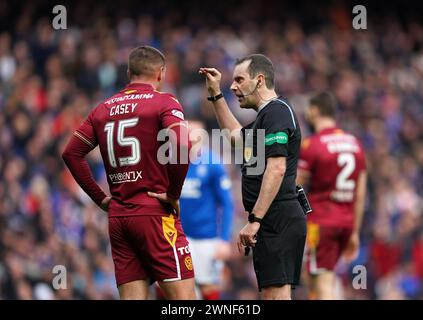 Schiedsrichter Alan Muir (rechts) spricht Dan Casey von Motherwell während des Cinch Premiership-Spiels im Ibrox Stadium, Rangers. Bilddatum: Samstag, 2. März 2024. Stockfoto