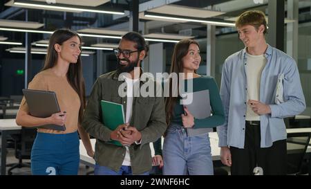 Glückliche junge Unternehmensmitarbeiter Geschäftsteam vielfältige multirassische Studenten Büroangestellte Kollegen Männer Frauen Männer Frauen Frauen Frauen miteinander reden in der Moderne Stockfoto