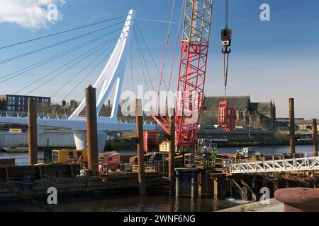 Die Arbeiten an der neuen Govan-Partick Bridge, einer neuen Fußgänger-/Radbrücke in Glasgow, Schottland, Großbritannien, werden fortgesetzt Stockfoto