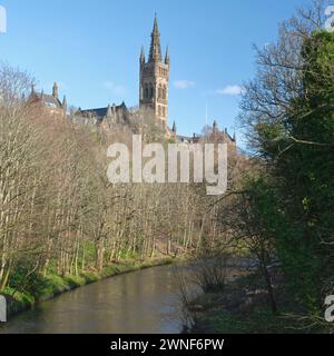 Glasgow University Bell Tower über dem Fluss Kelvin, Kelvinside, Glasgow, Schottland, Großbritannien Stockfoto