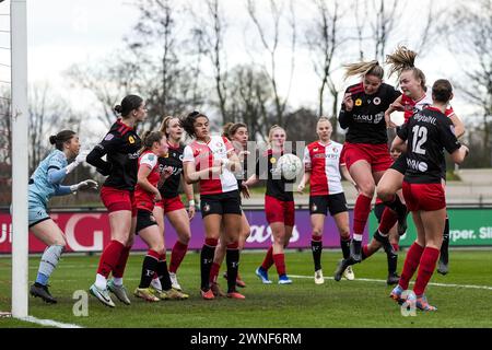 Rotterdam, Niederlande. März 2024. Rotterdam: Yara Helderman von Excelsior V1, Amber Verspaget von Feyenoord V1 während des Spiels zwischen Feyenoord V1 und Excelsior V1 bei Nieuw Varkenoord am 2. März 2024 in Rotterdam, Niederlande. Credit: Box to Box Pictures/Alamy Live News Stockfoto