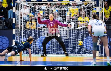 Karlskrona, Schweden. März 2024. KARLSKRONA, SCHWEDEN 20240302Schwedens Nathalie Hagman und Islands Torhüterin Elin Jona Thorsteinsdottir während des Qualifikationsspiels der Handball-Europameisterschaft der Frauen zwischen Schweden und Island in der Brinova Arena in Karlskrona. Foto: Johan Nilsson/TT/Code 50090 Credit: TT News Agency/Alamy Live News Stockfoto