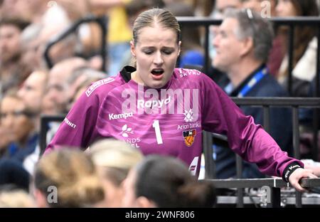 Karlskrona, Schweden. März 2024. KARLSKRONA, SCHWEDEN 20240302Islands Torhüterin Elin Jona Thorsteinsdottir wird beim Qualifikationsspiel der Handball-Europameisterschaft zwischen Schweden und Island in der Brinova Arena in Karlskrona verletzt. Foto: Johan Nilsson/TT/Code 50090 Credit: TT News Agency/Alamy Live News Stockfoto