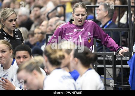 Karlskrona, Schweden. März 2024. KARLSKRONA, SCHWEDEN 20240302Islands Torhüterin Elin Jona Thorsteinsdottir wird beim Qualifikationsspiel der Handball-Europameisterschaft zwischen Schweden und Island in der Brinova Arena in Karlskrona verletzt. Foto: Johan Nilsson/TT/Code 50090 Credit: TT News Agency/Alamy Live News Stockfoto