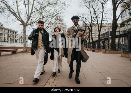 Selbstbewusste junge Geschäftsleute, die in der Stadt unterwegs sind Stockfoto