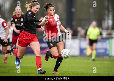 Rotterdam, Niederlande. März 2024. Rotterdam - Yara Helderman von Excelsior V1, Jada Conijnenberg von Feyenoord V1 während des Spiels zwischen Feyenoord V1 und Excelsior V1 bei Nieuw Varkenoord am 2. März 2024 in Rotterdam, Niederlande. Credit: Box to Box Pictures/Alamy Live News Stockfoto