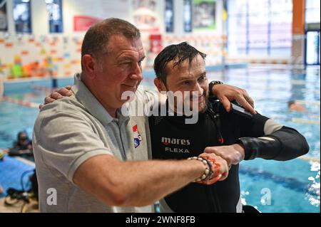 Nicht exklusiv: LVIV, UKRAINE - 1. MÄRZ 2024 - der Präsident des Nemo Adriatic Tauchzentrums für kroatische Kriegsinvaliden Rene Cipovec (L) ist hier abgebildet Stockfoto