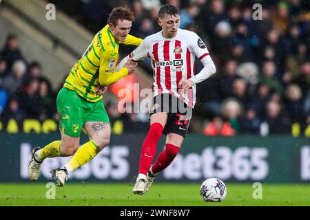 Norwich City's Josh Sargent kämpft um den Ball gegen Dan Neil von Sunderland während des Sky Bet Championship Matches in Carrow Road, Norwich. Bilddatum: Samstag, 2. März 2024. Stockfoto