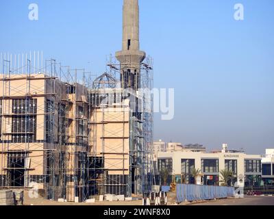 Kairo, Ägypten, 16. Dezember 2023: Baustelle einer neuen Moschee mit einer Stahlkonstruktion der Kuppel und Gerüste entlang des Minaretts des Masj Stockfoto