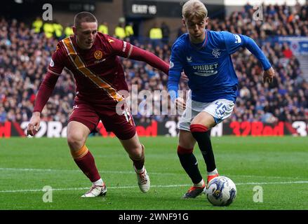 Motherwells Dan Casey (links) und Rangers Ross McAusland kämpfen um den Ball während des Cinch Premiership Matches im Ibrox Stadium, Rangers. Bilddatum: Samstag, 2. März 2024. Stockfoto