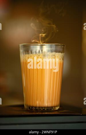 Frischer Milchtee indischer Kadak Chai Milchtee nach indischer Art Stockfoto